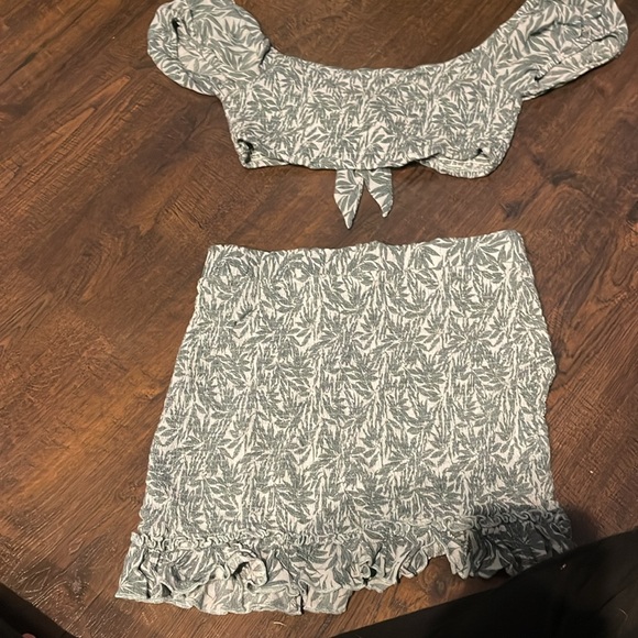 light green floral, hawaiian/beachy set. crop top with matching skirt - Picture 2 of 3